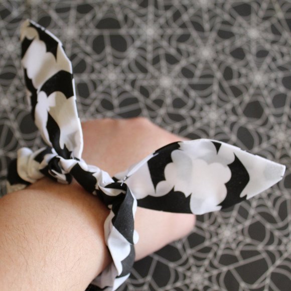 BAT AND SPIDERWEB BOW SCRUNCHIES 🕸️🕷️🦇 - Picture 2 of 4